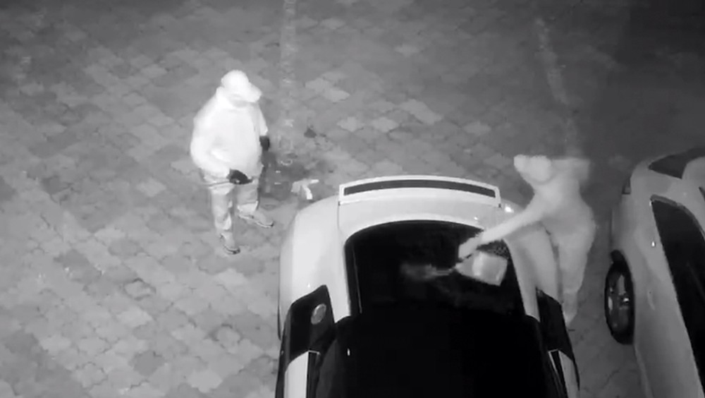 Dvaja maskovaní muži podpálili luxusné auto